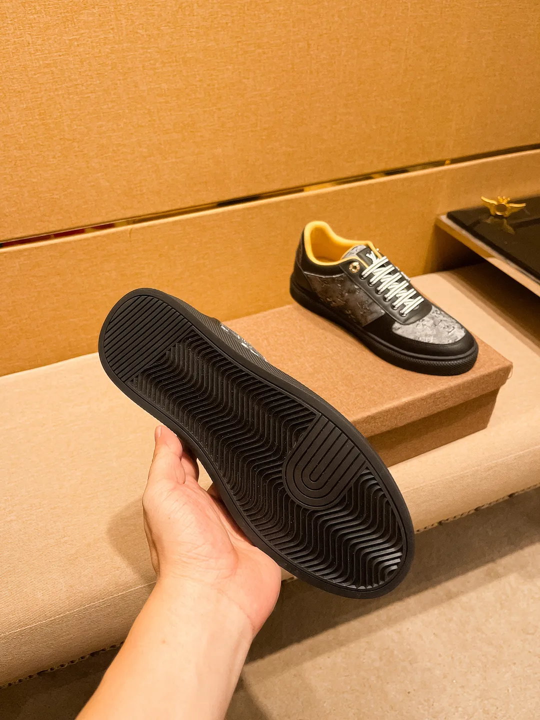 Men's shoes💰 400💰[LV]🔥Louis Vuitton, high-end men's shoes brand, official website 1:1 latest masterpiece: the upper is made of Italian imported first-layer cowhide with a comfortable and breathable lining➕original non-slip and wear-resistant outsole🔥, making walking more convenient and comfortable! An exclusive new model, a stunning work, a beautiful 1:1 replica [color] compared to the official quality! Create a fashionable personality to set off your uniqueness! A must-have for trendy men! Classic 🔥Size: 38-44 Color: 🔥 3⃣️colors available🔥.